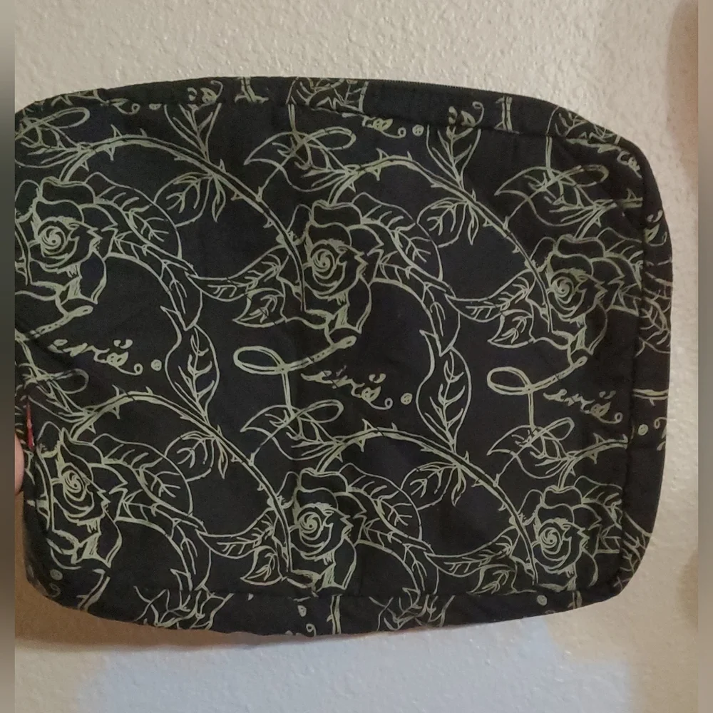 Levi’s black multi print padded cushioned fabric laptop sleeve‎